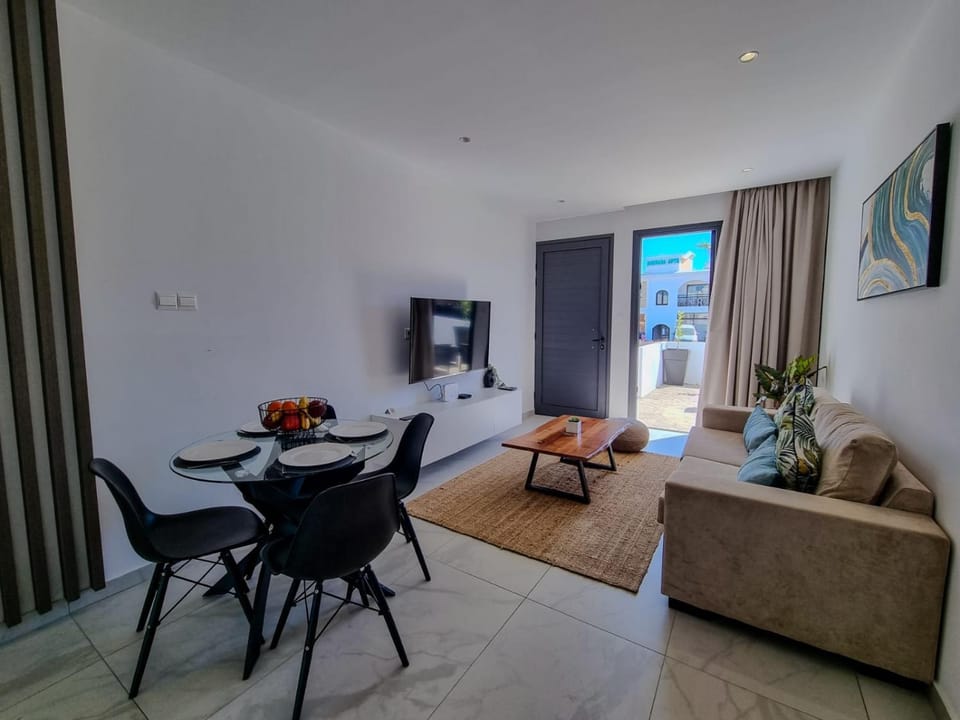 TV and multimedia, Living room, Seating area, Dining area