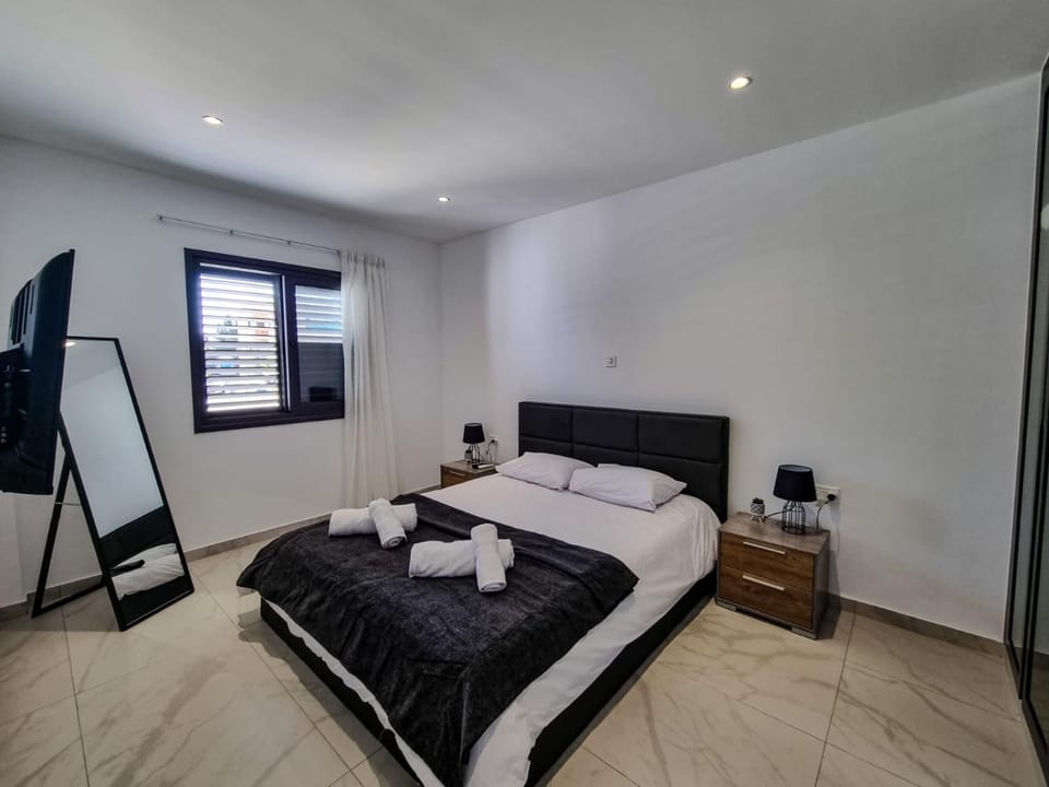 Bed, TV and multimedia, Bedroom, towels