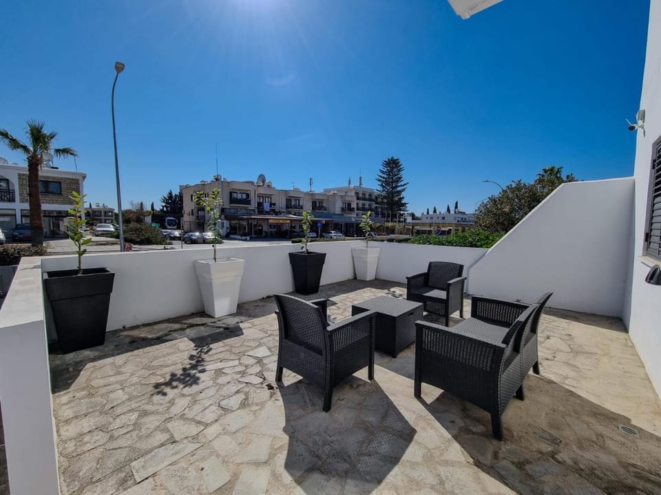 Property building, Balcony/Terrace, Balcony/Terrace, Seating area, Dining area
