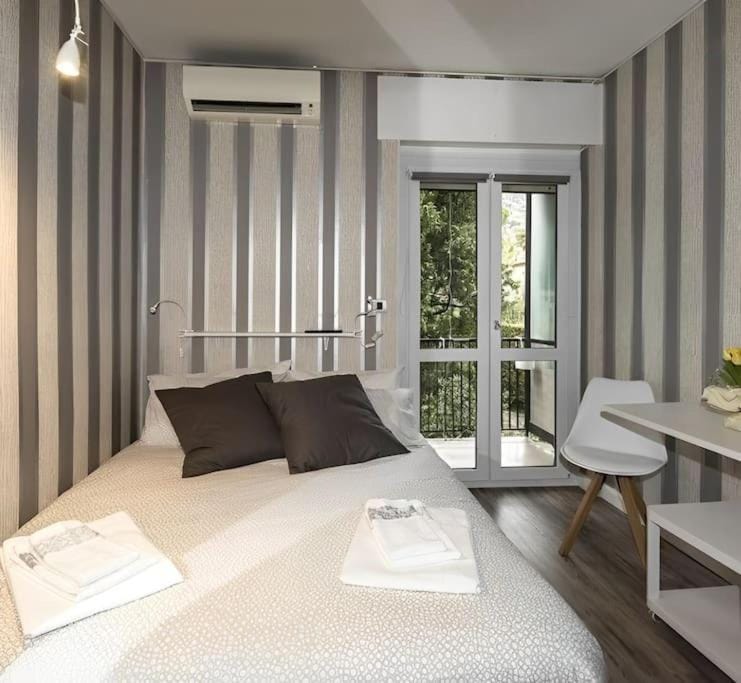 Bed, Living room, Photo of the whole room, Seating area, Bedroom, towels, air conditioner