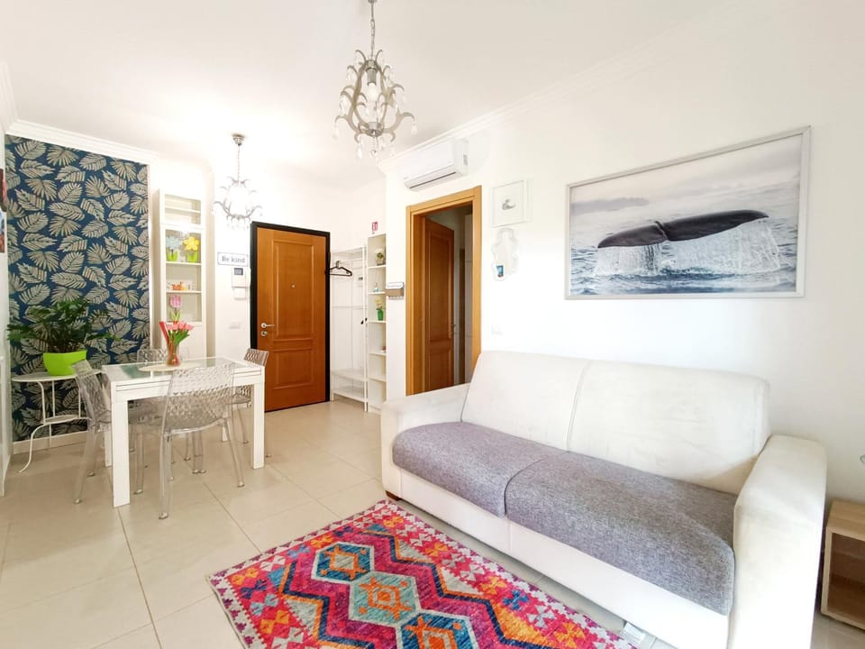 Bed, Living room, Photo of the whole room, Seating area, air conditioner