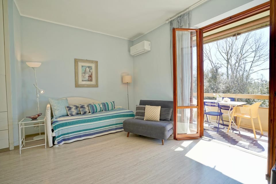 Bed, Balcony/Terrace, Photo of the whole room, air conditioner