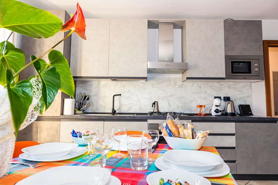 Kitchen or kitchenette, Food and drinks, Dining area, Food, Drinks, minibar, pet friendly, stove, toaster