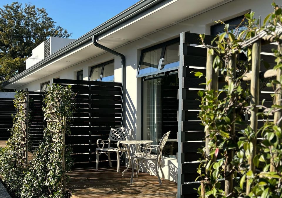 Patio, Patio, Day, Balcony/Terrace