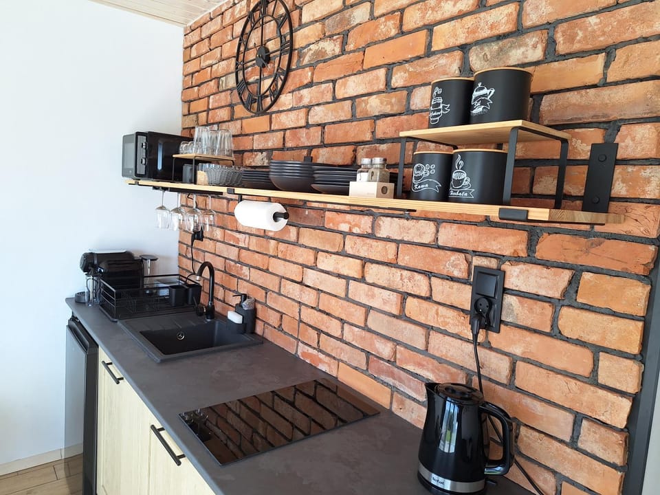 Coffee/tea facilities, Kitchen or kitchenette, stove, toaster