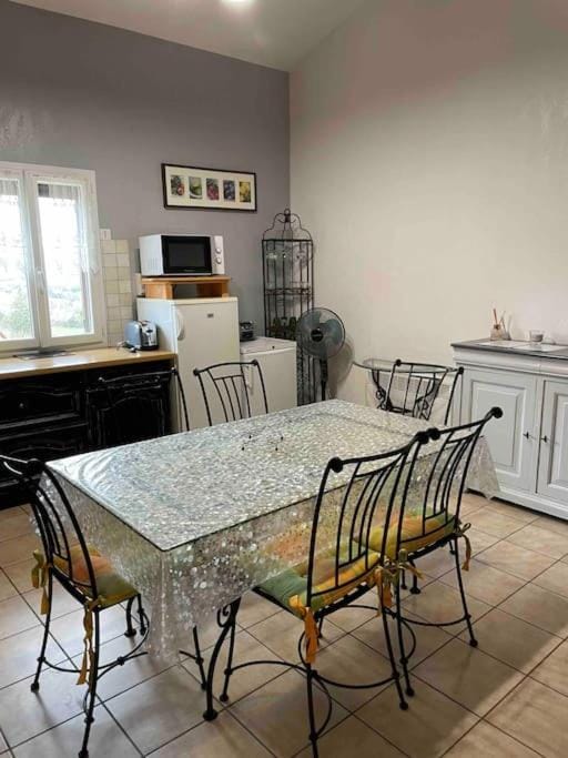 Kitchen or kitchenette, Dining area, minibar, pet friendly, stove