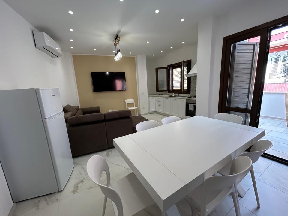 TV and multimedia, Living room, Seating area, Dining area