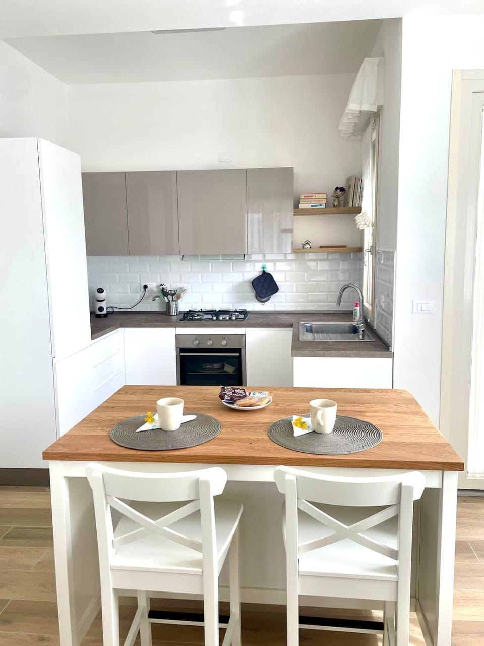 Kitchen or kitchenette, Dining area, stove