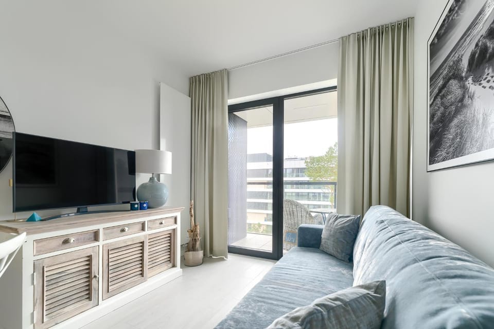 Communal lounge/ TV room, Bed, TV and multimedia, Living room, Photo of the whole room, Seating area, Evening entertainment, Bedroom