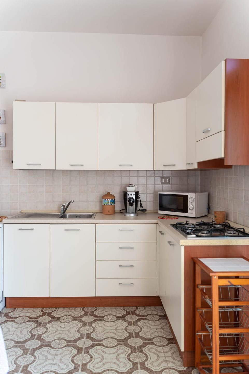 Coffee/tea facilities, Kitchen or kitchenette, dishwasher, oven, stove