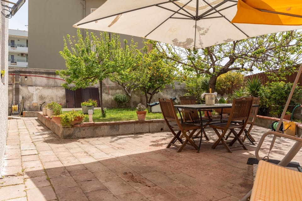 Property building, Spring, Day, Garden, View (from property/room), Balcony/Terrace, Dining area, Garden view