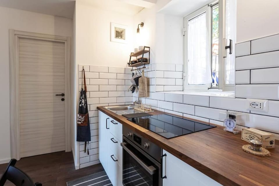 Kitchen or kitchenette, Dining area, stove