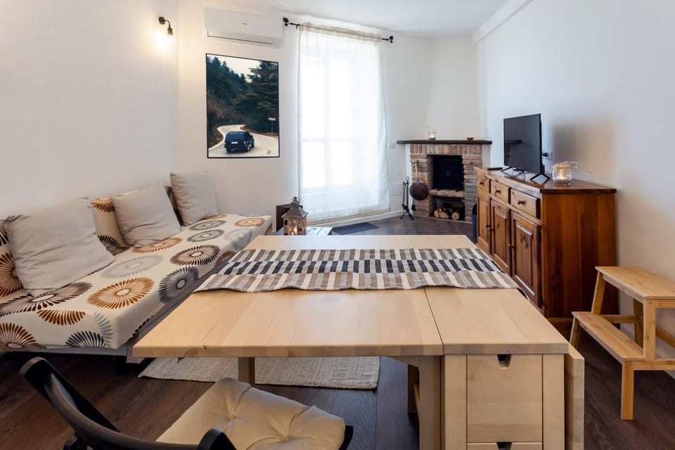 TV and multimedia, Living room, Seating area, fireplace