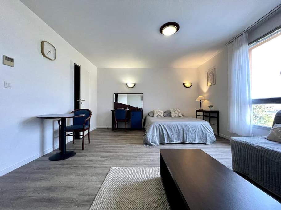 Bed, Living room, Photo of the whole room, Seating area