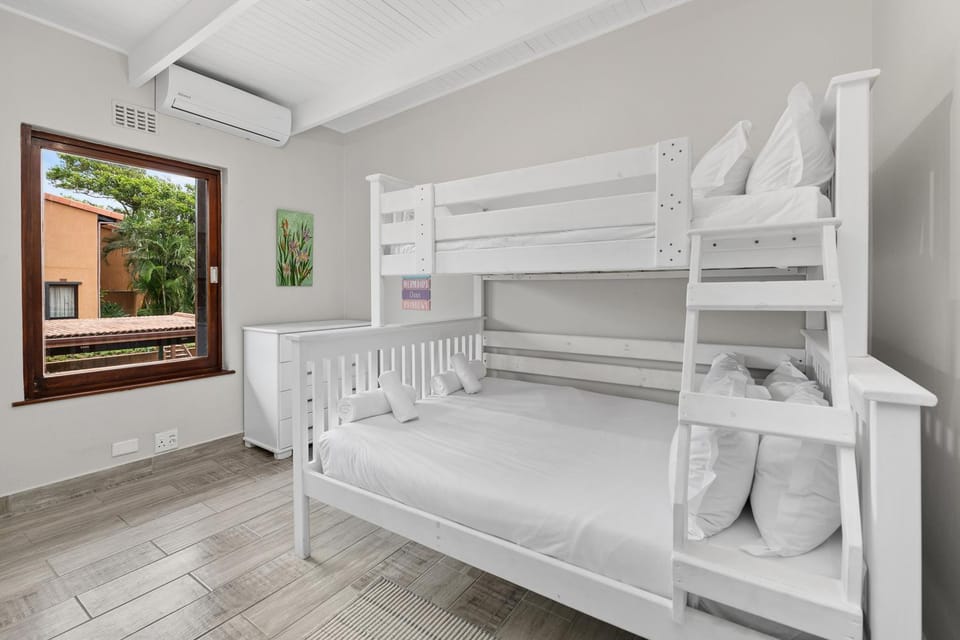 Bed, Photo of the whole room, Bedroom, bunk bed
