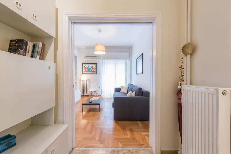 Koukaki's Haven 2BR Apt 7' to metro House in Kallithea