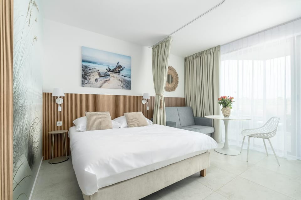 Bed, Living room, Photo of the whole room, Seating area, Bedroom