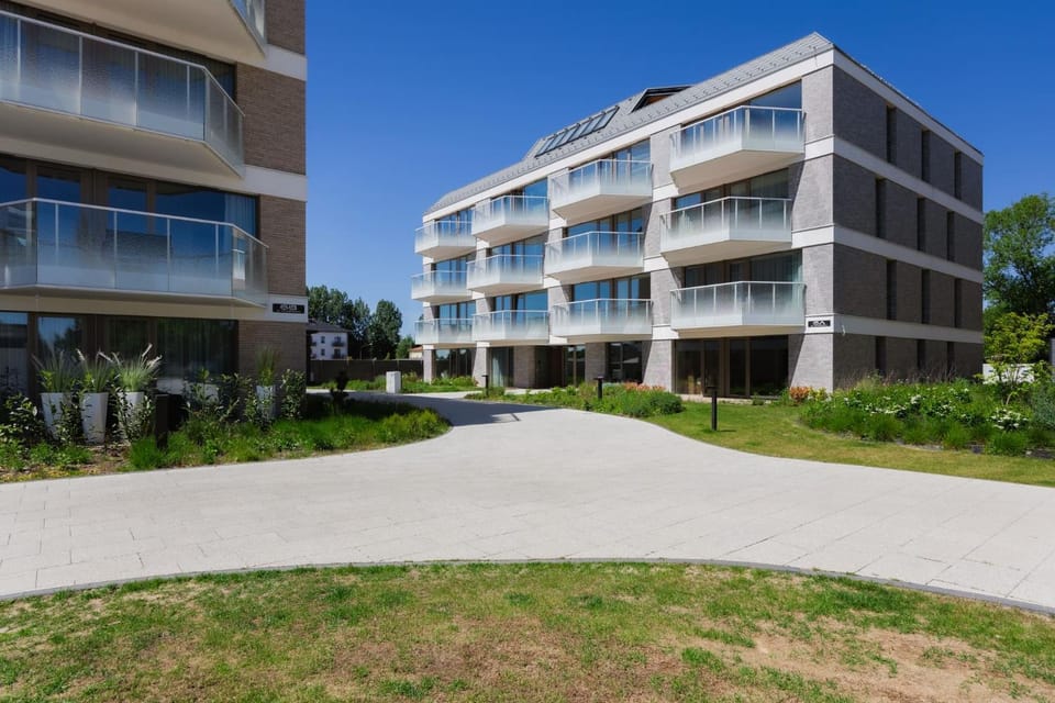 Property building, Spring, Day, Neighbourhood, Natural landscape, Garden, Garden view, Street view