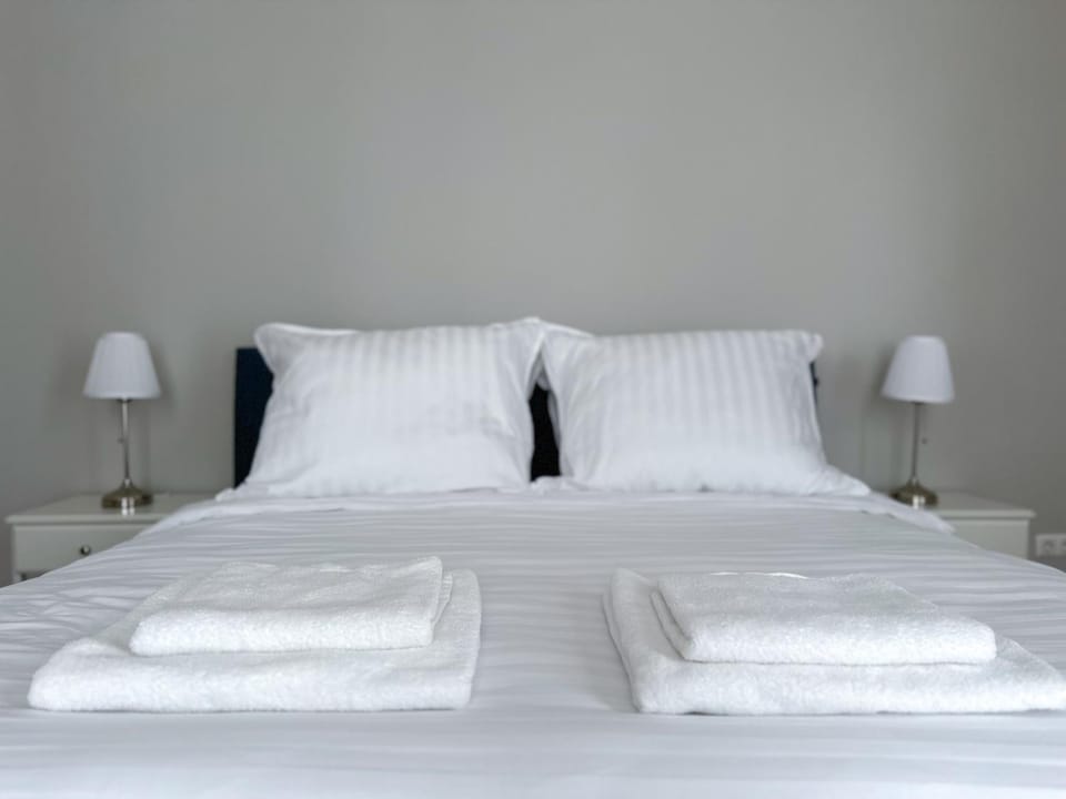 Bed, towels