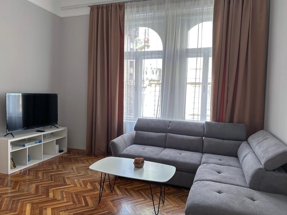 TV and multimedia, Living room, Seating area, Evening entertainment