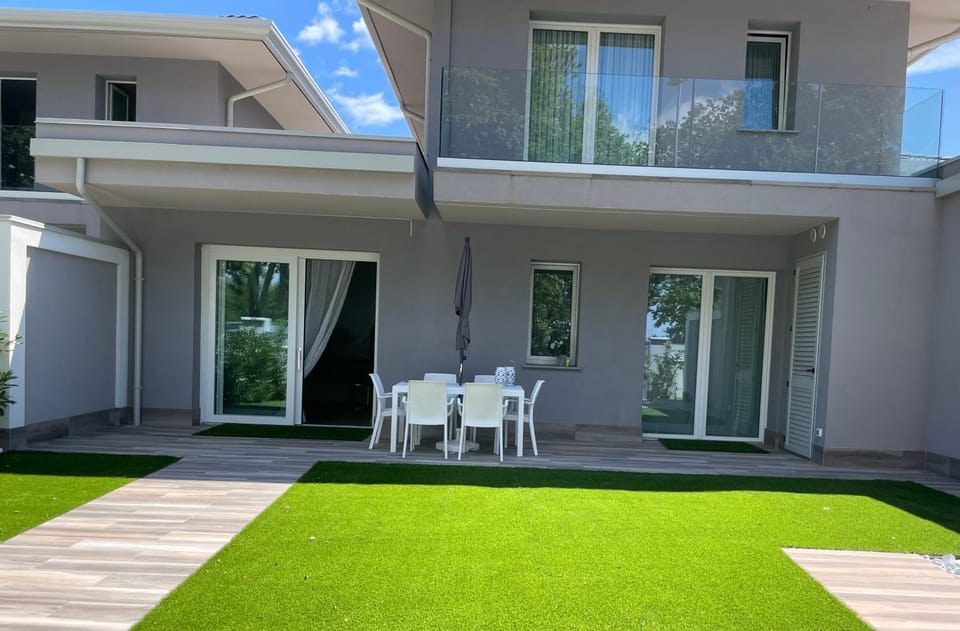 Facade/entrance, Garden
