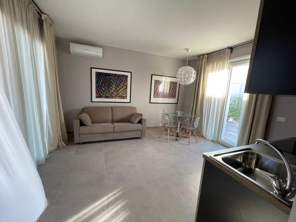 TV and multimedia, Living room, Seating area, air conditioner