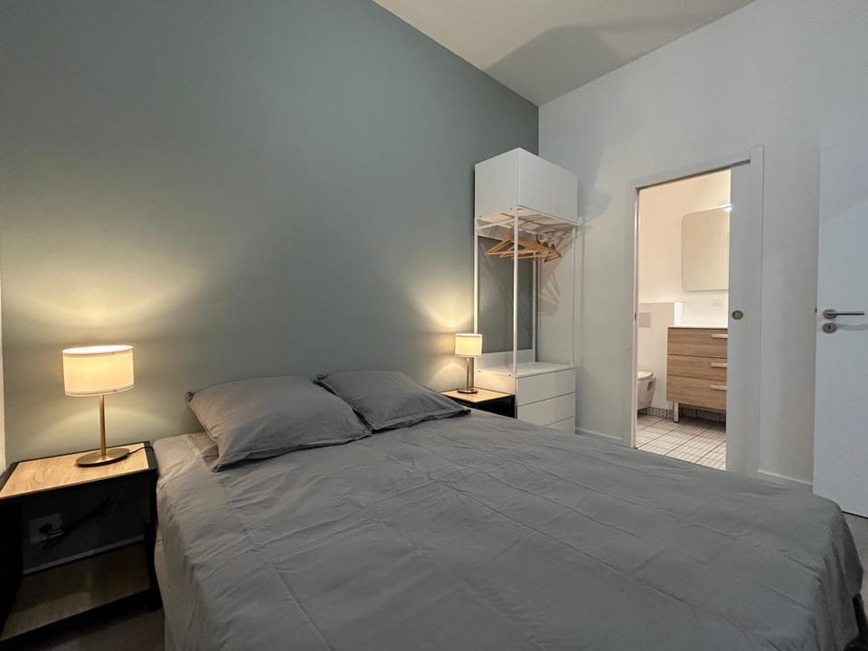 Photo of the whole room, Bedroom