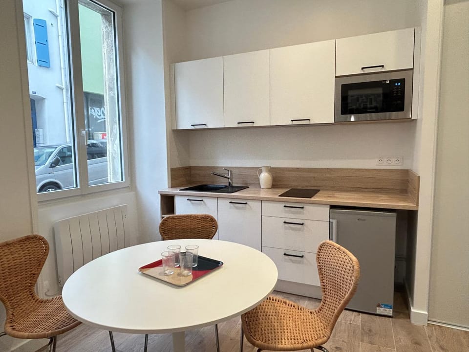Kitchen or kitchenette, Dining area, stove