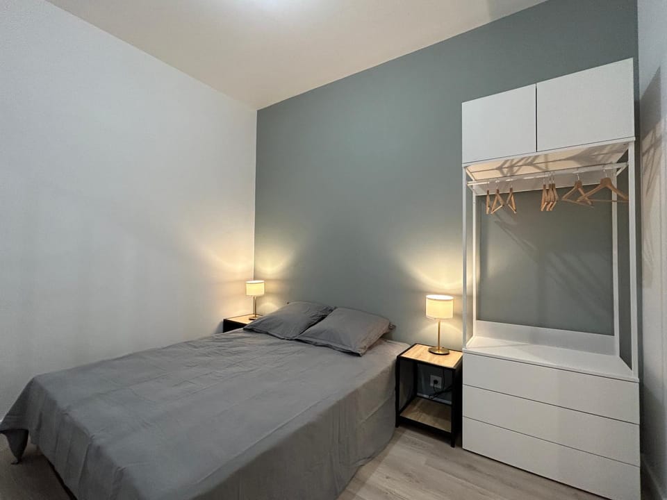 Photo of the whole room, Bedroom, wardrobe