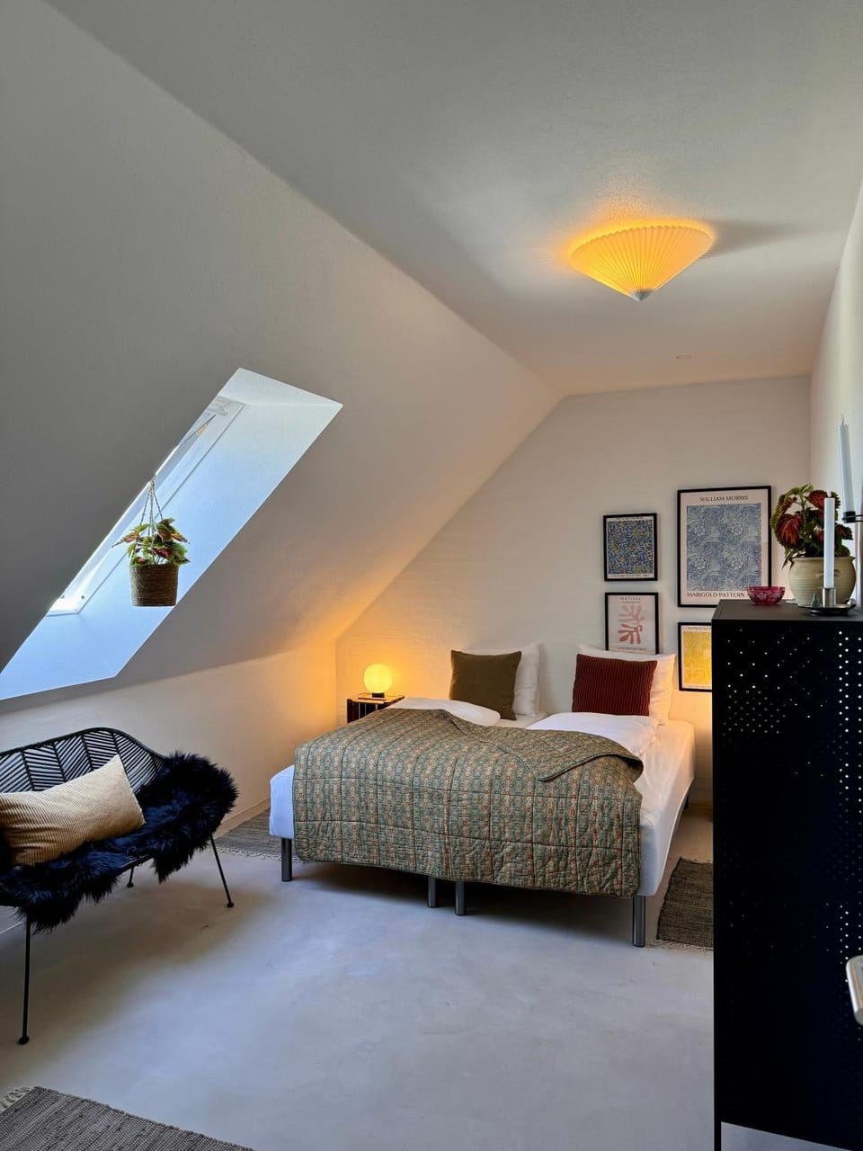 Bed, Living room, Bedroom