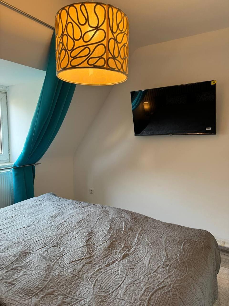 Bed, TV and multimedia, Photo of the whole room, Bedroom