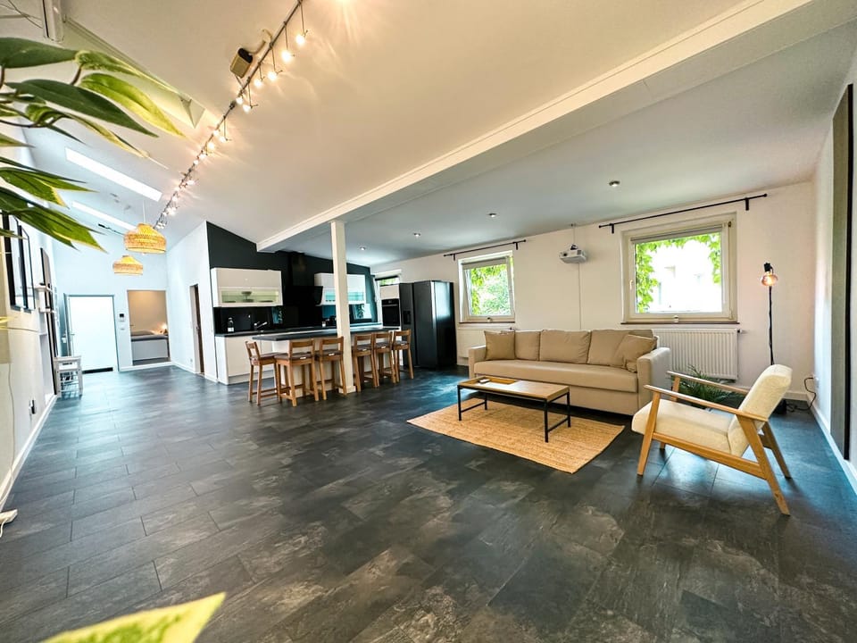 TV and multimedia, Kitchen or kitchenette, Living room, Seating area, Dining area