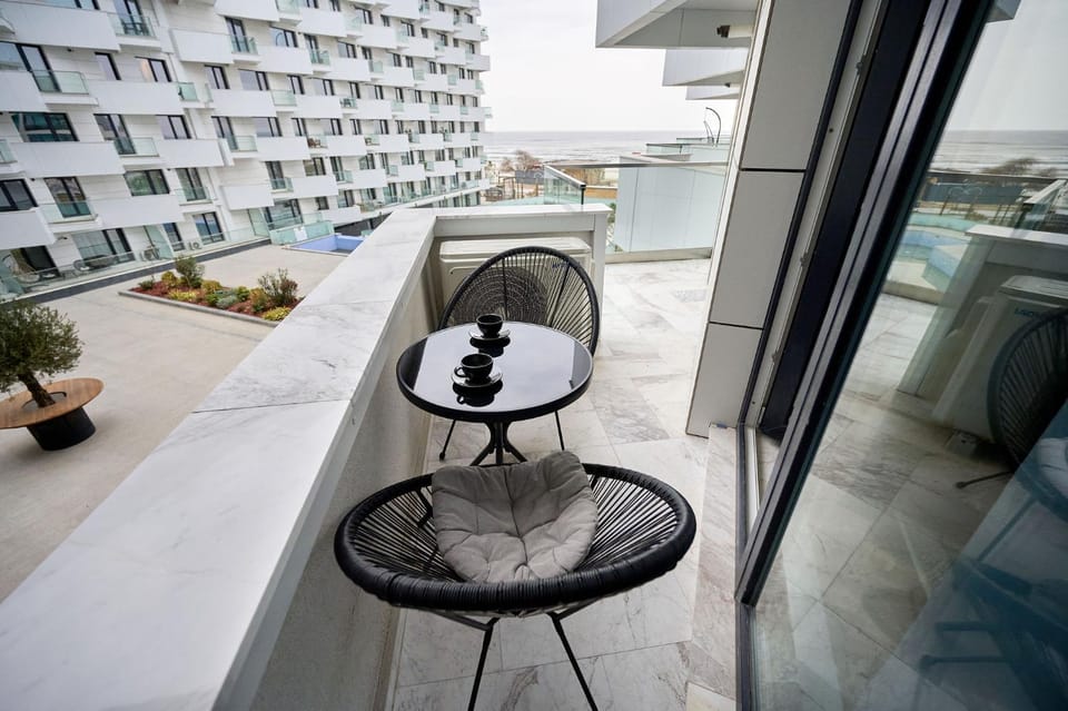 Property building, Day, Balcony/Terrace