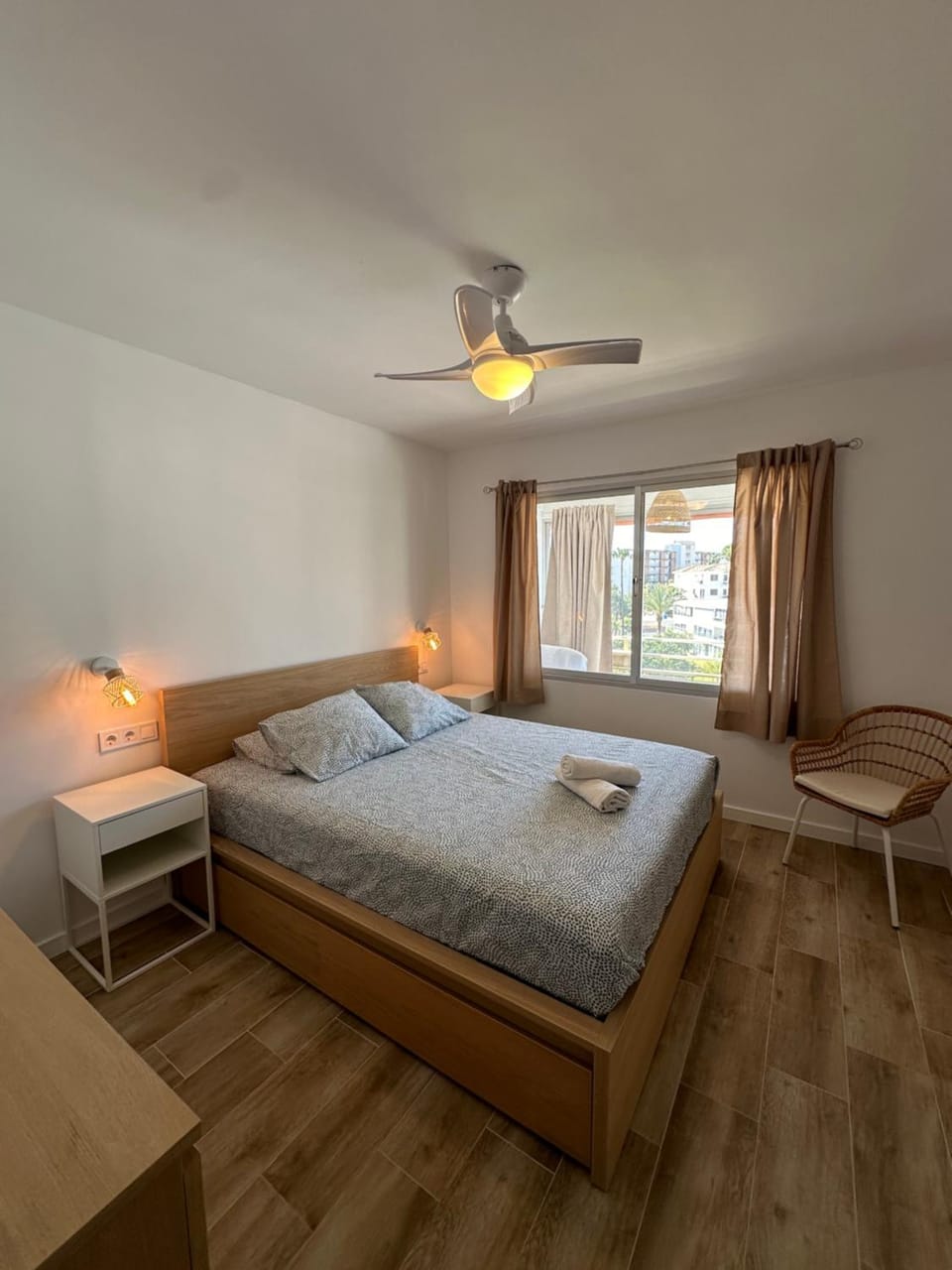 Bed, Photo of the whole room, Bedroom, fireplace, towels