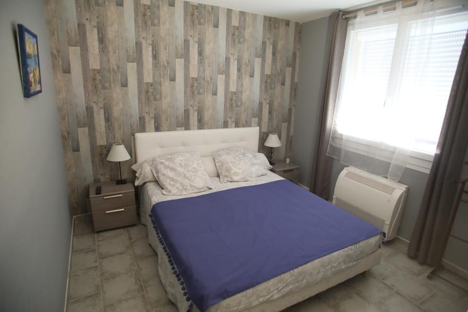 Photo of the whole room, Decorative detail, Bedroom