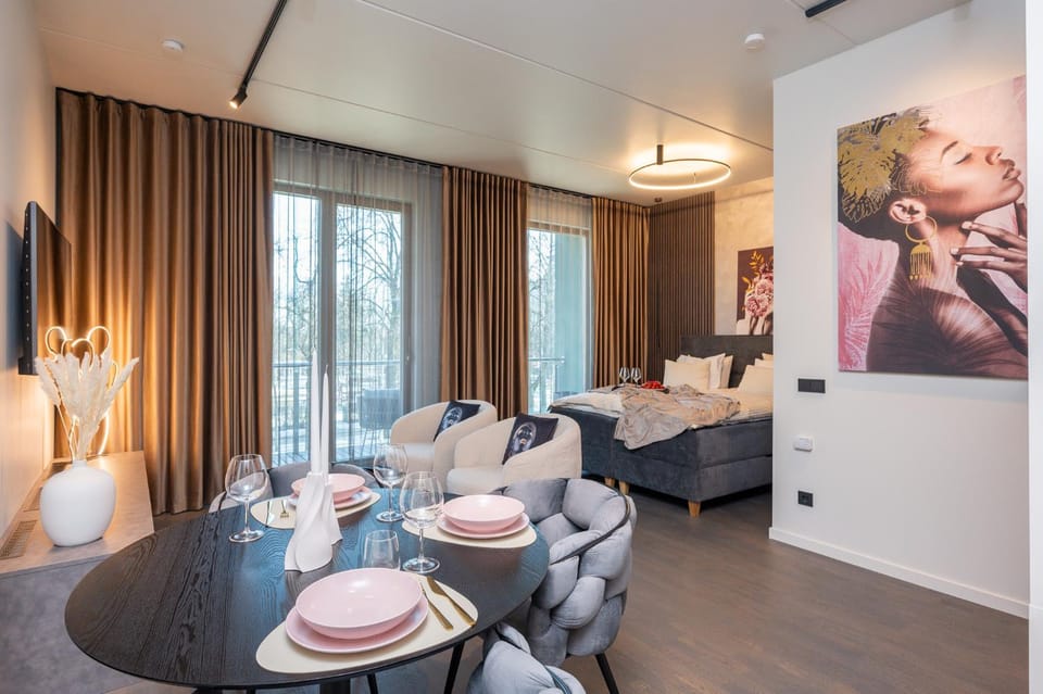 Bed, TV and multimedia, Living room, Photo of the whole room, Decorative detail, Seating area