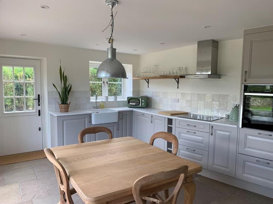 Kitchen or kitchenette, Dining area, dishwasher, minibar, pet friendly, stove