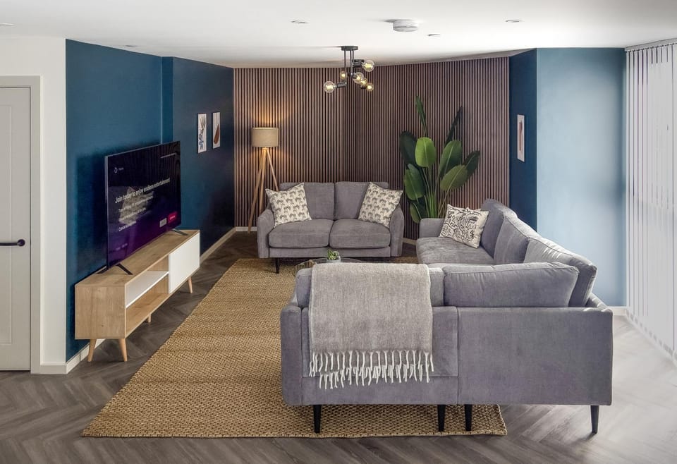 TV and multimedia, Living room, Seating area, Evening entertainment