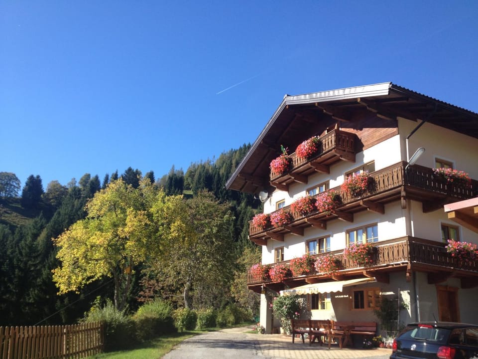 Property building, Facade/entrance, Day, Natural landscape, Balcony/Terrace, Mountain view