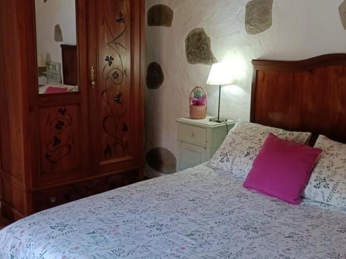 Photo of the whole room, Bedroom, wardrobe