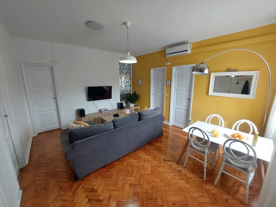 TV and multimedia, Living room, Photo of the whole room, Seating area, Dining area, air conditioner