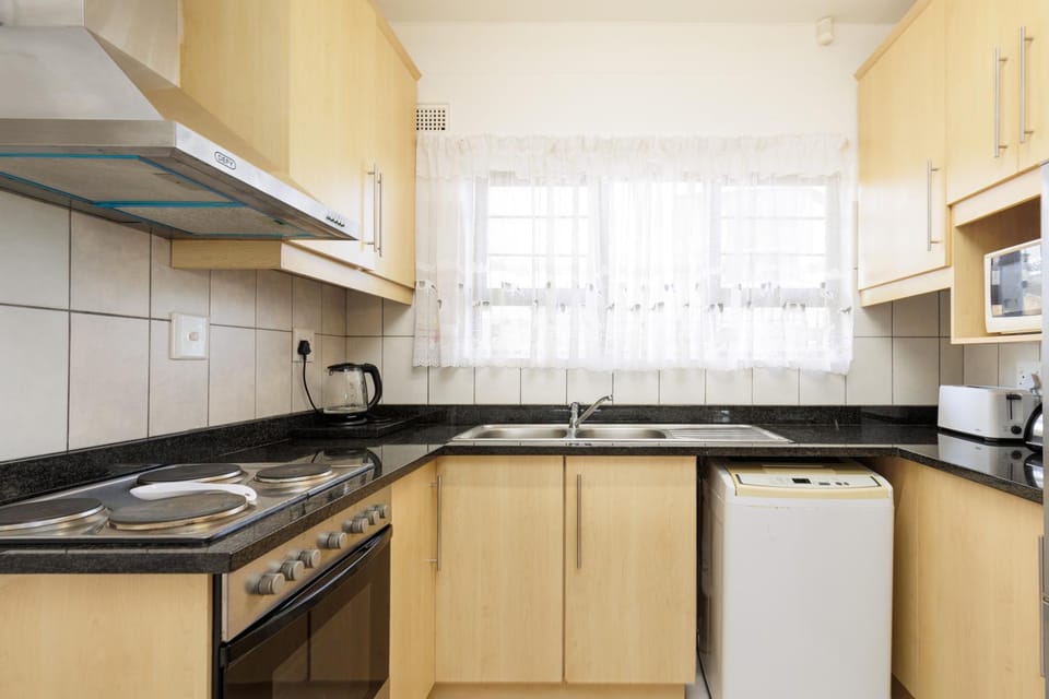 Kitchen or kitchenette, minibar, stove