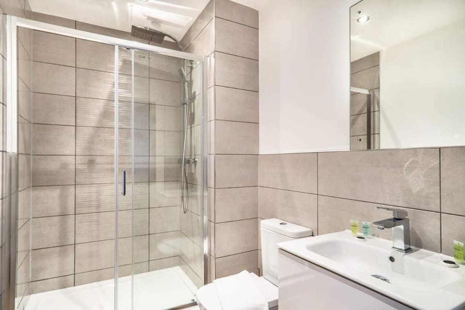 StayZeni, Alexandra Rise Manchester Roomy 1 Bed Apartment in Stretford