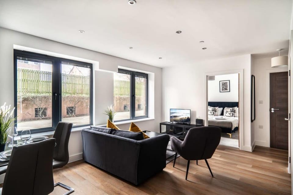 StayZeni, Alexandra Rise Manchester Roomy 1 Bed Apartment in Stretford