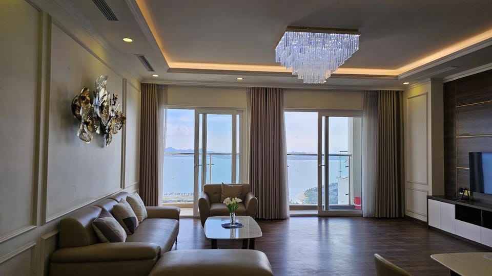Communal lounge/ TV room, Natural landscape, TV and multimedia, Living room, Seating area, Evening entertainment, Sea view