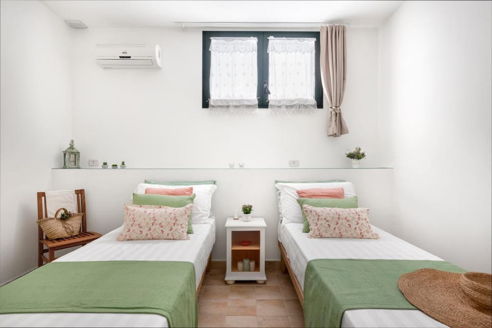 Bed, Photo of the whole room, Bedroom, air conditioner