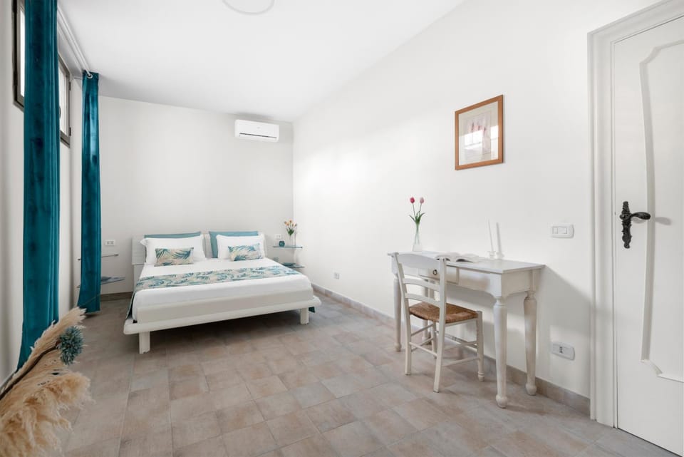 Bed, Photo of the whole room, Bedroom, air conditioner