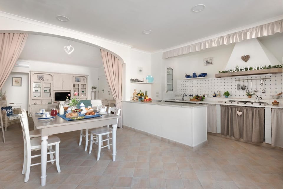 Kitchen or kitchenette, Dining area, stove