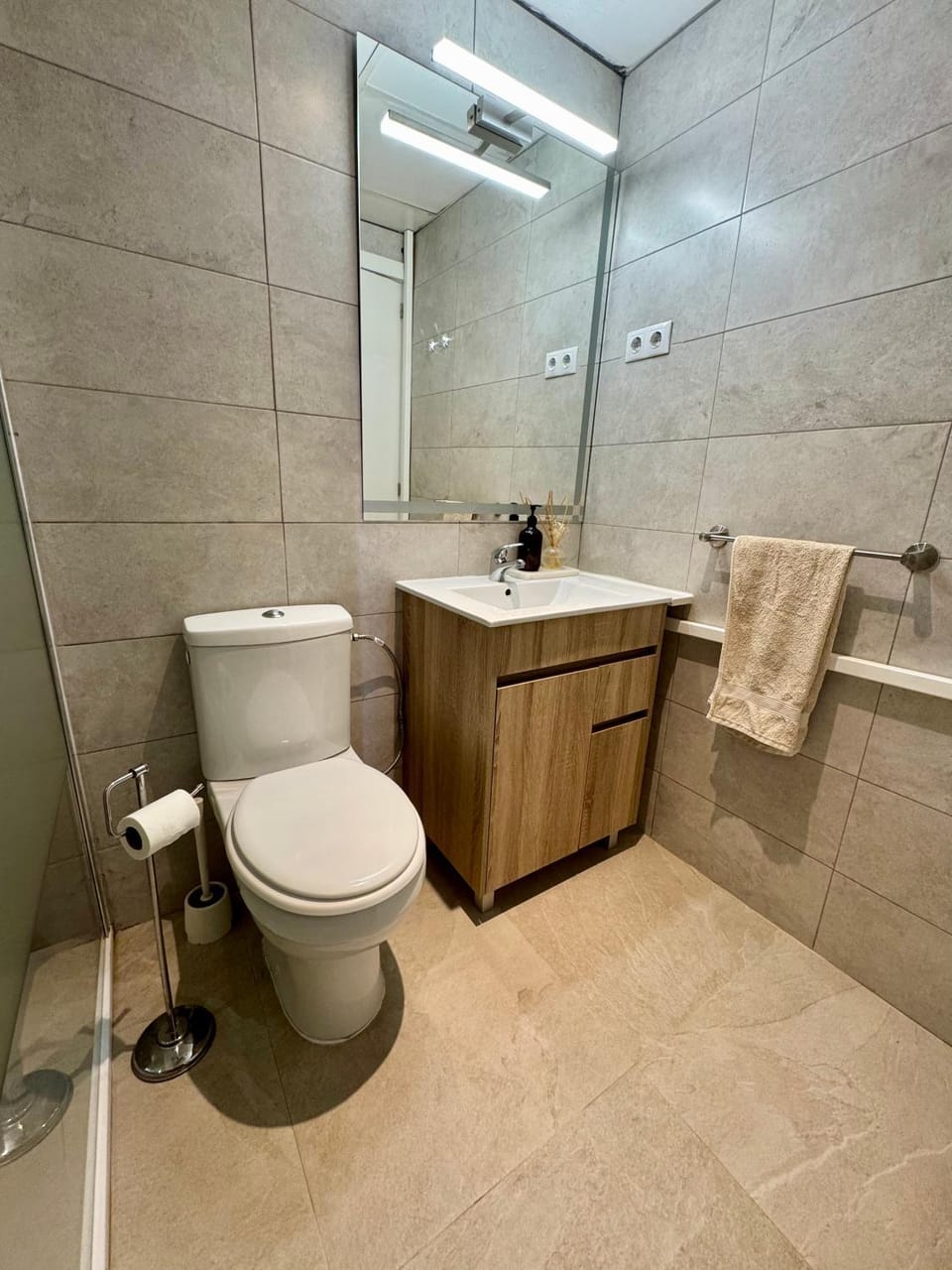 Toilet, Bathroom, bidet, towels