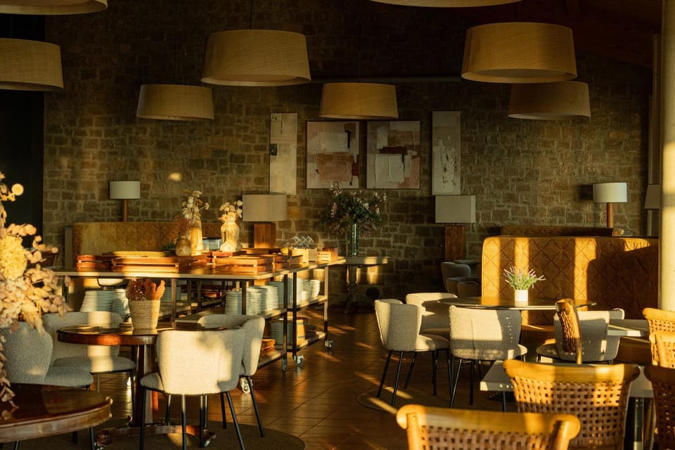 Restaurant/places to eat, Banquet/Function facilities, Food